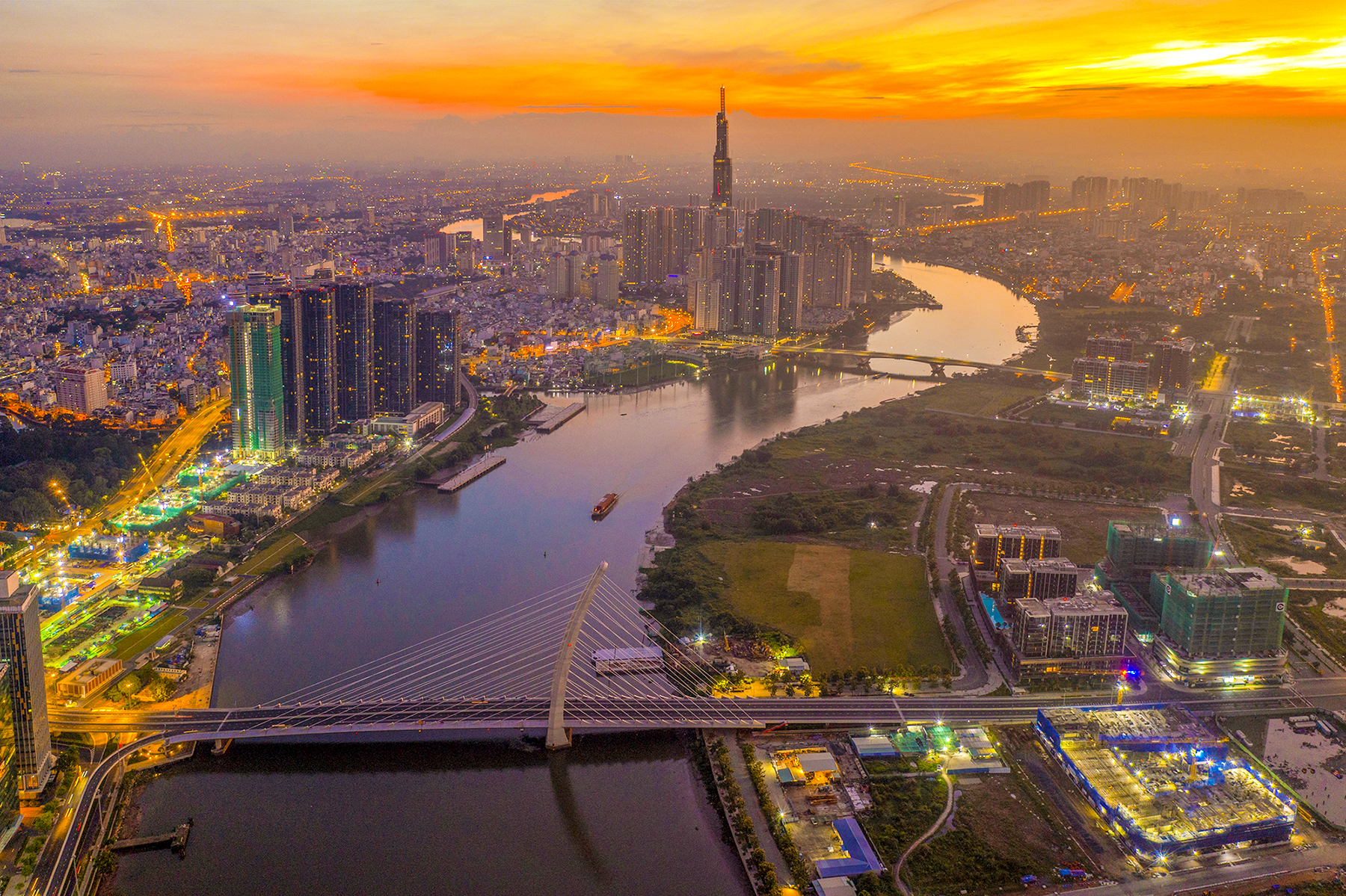 [Hình ảnh đội ngũ VINC Corp đang làm việc]